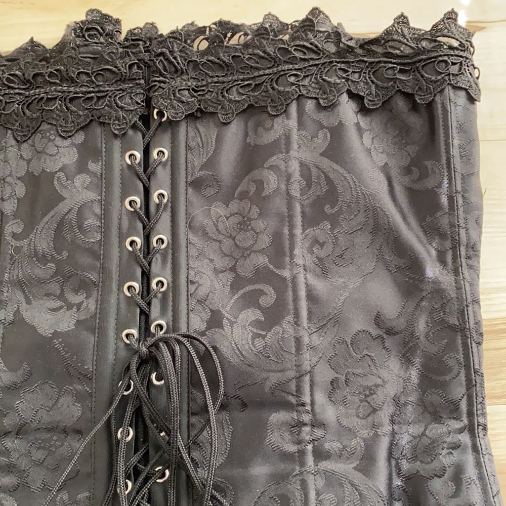Fredericks of Hollywood Black Corset w/ Feather Belt - Picture 4 of 9